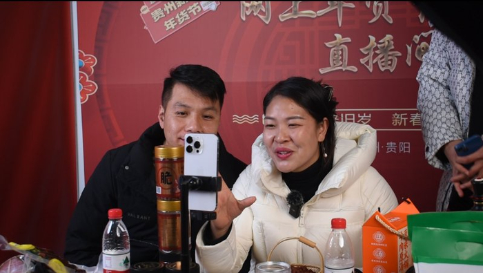 主播在年货节现场直播带货