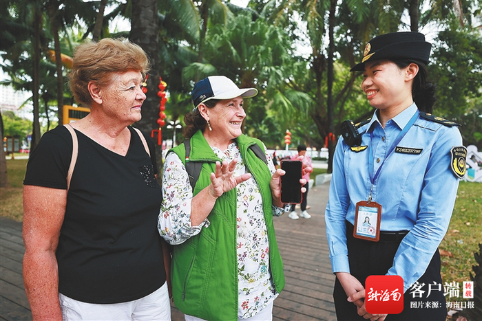 　　2月11日，三亚大东海景区，三亚市综合行政执法局吉阳分局执法人员与俄罗斯游客热情交流。通讯员 袁永东 摄