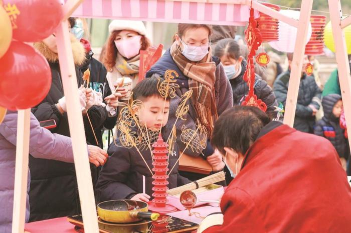 青浦区崧泽广场新春民俗市集活动现场年味满满