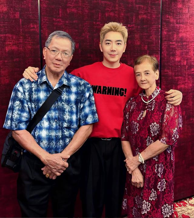 ▲钟盛忠（中）与父母合影