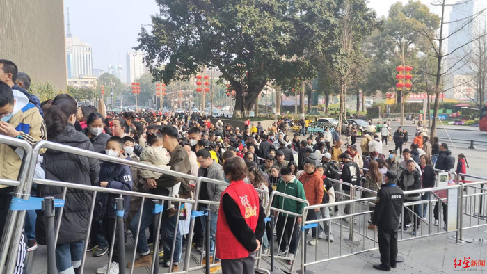 ▲成都博物馆外排队的游客