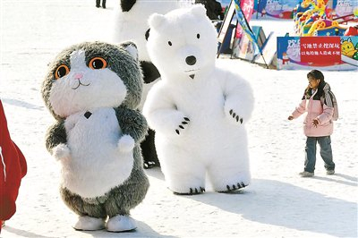 在紫竹院公园，卡通人偶与游客互动 摄影/本报记者 袁艺