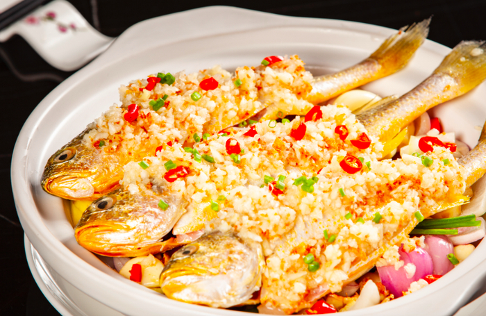 黄金蒜生焗黄花鱼。