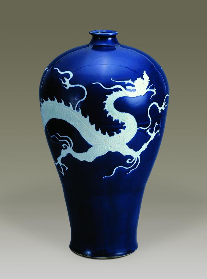 元霁蓝釉白龙纹梅瓶（扬州博物馆供图）