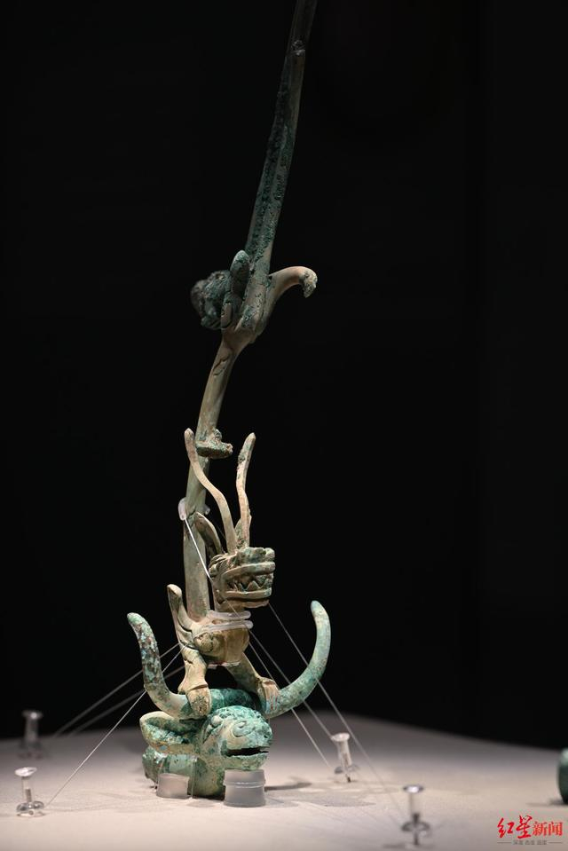 三星堆出土的龙形铜饰。张炎良 摄