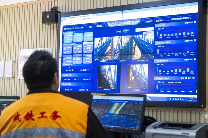 1月23日，武汉长江大桥桥梁车间员工在主控室对武汉长江大桥进行监测。新华社记者肖艺九 摄