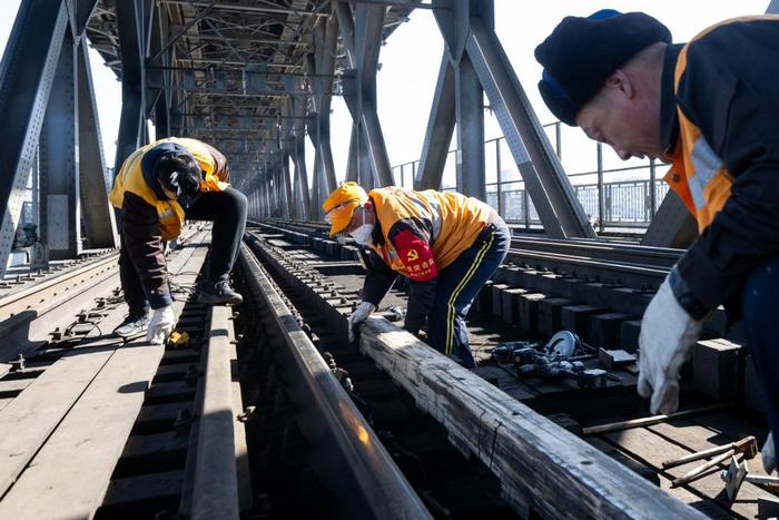 　　1月23日，武汉长江大桥桥梁车间员工对武汉长江大桥进行养护作业。新华社记者肖艺九 摄