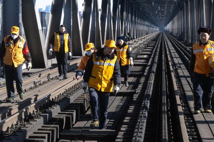 1月23日，武汉长江大桥桥梁车间员工对武汉长江大桥进行养护作业。新华社记者肖艺九 摄