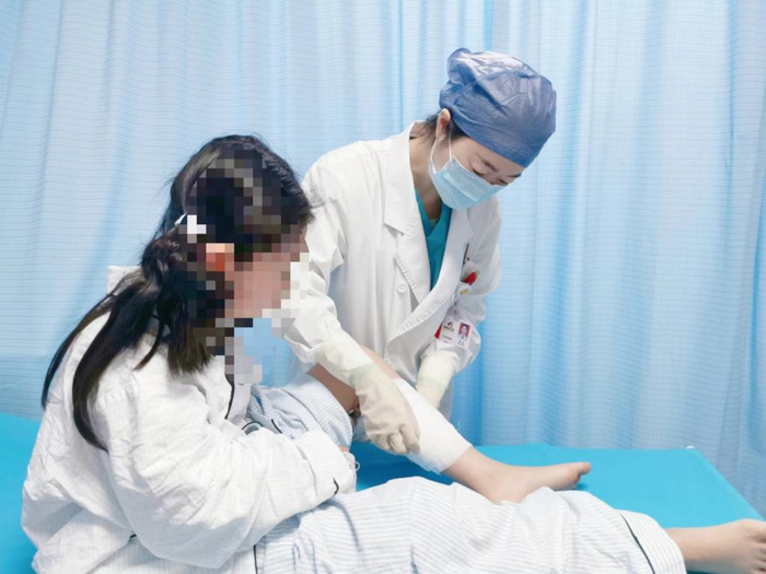 医生为患儿诊治中。西南医院供图