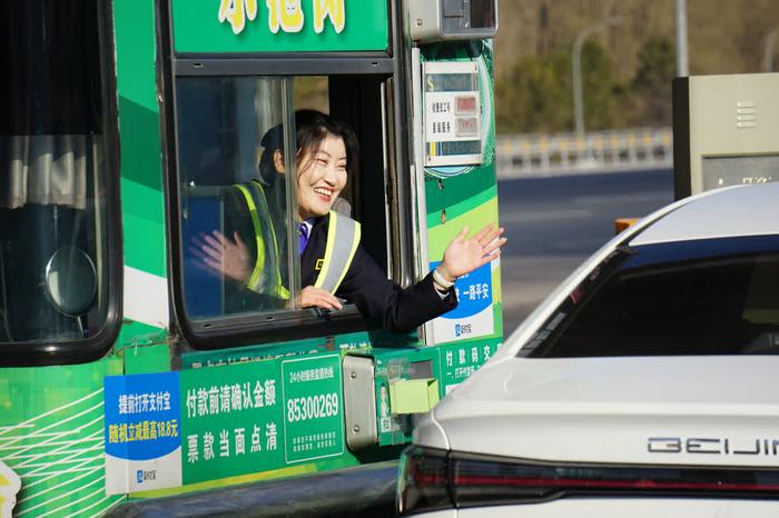 初一到初三，路上车不多，收费员和司机在节日气氛中都比较放松，王雪洁笑着和司机互道新年好