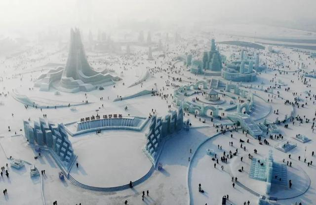 2月10日，游客在哈尔滨冰雪大世界园区内游玩（无人机照片）。新华社资料图