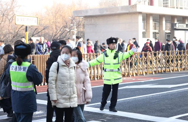 交警疏导游客快速通过路口。  新京报记者 王贵彬 摄