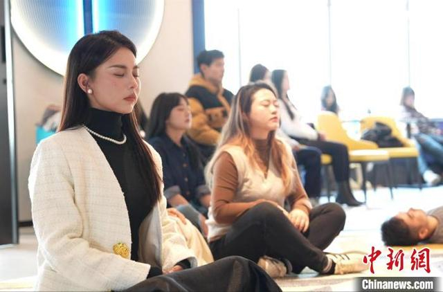 2月，湖南长沙举行的一场“冥想音乐会”。　李盈 摄