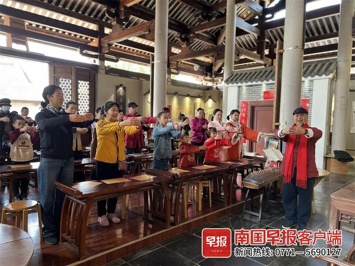 孩子们学习新春礼仪。练才榕 摄