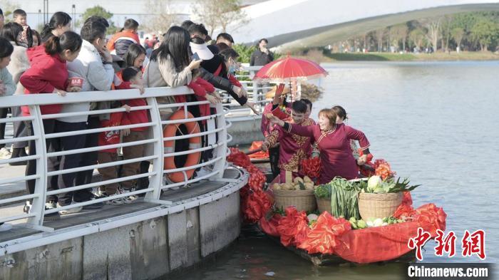 水上新春集市现场的疍家水乡婚礼。南沙区政府 供图