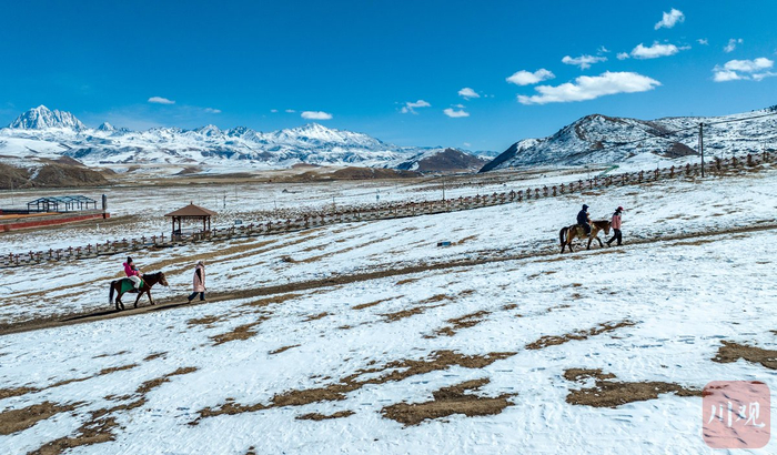 “马帮规范经营后，队员们和睦相处，游客满意度提高了，生意也比以前好多了。”贡嘎告诉记者。洛绒尼玛 摄