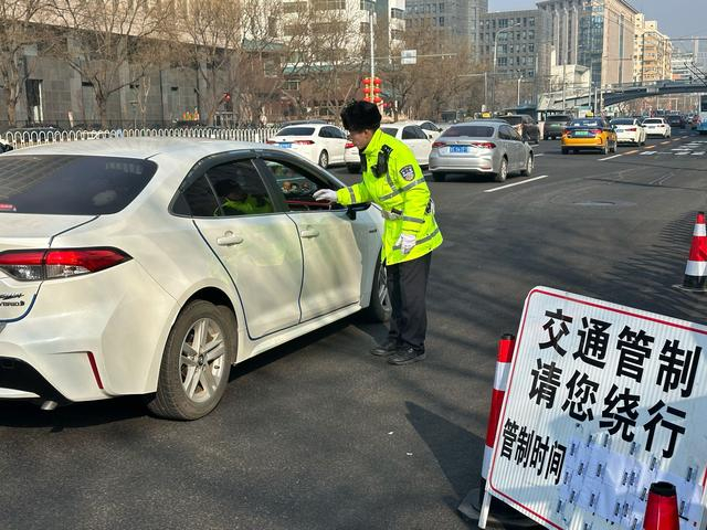 安定门外大街与和平里中街交叉口已经采取临时管制措施，交警正在为驾驶员讲解绕行路线。  新京报记者 王贵彬 摄