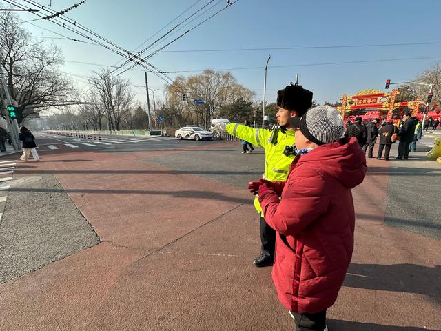 和平里西街上，交管部门规划了居民车辆进入雍和家园小区的专属通道，交警正在为居民讲解驾车路线。  新京报记者 王贵彬 摄