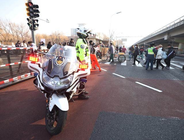 交管部门还在现场安排了铁骑交警备勤。  新京报记者 王贵彬 摄