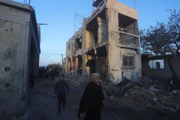   2月11日，在加沙地带南部城市拉法，巴勒斯坦人查看以军空袭后的废墟。新华社发（哈立德·奥马尔摄）　　