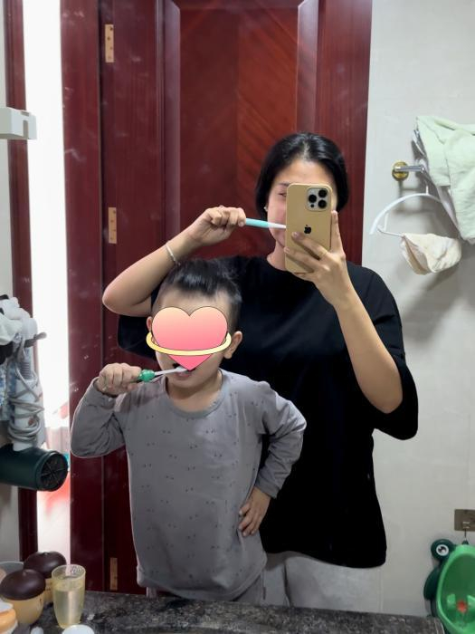 康康和外甥在一起 受访者供图