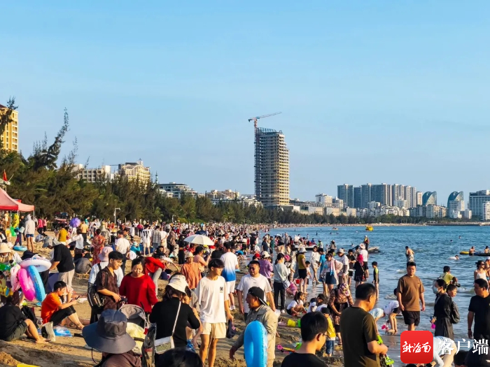 三亚湾开启“人从众”模式。天涯区委宣传部供图