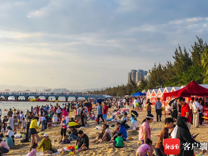 三亚湾人山人海。天涯区委宣传部供图