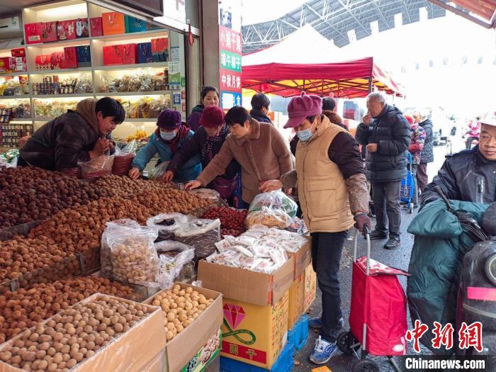 杭州一农贸市场内，市民在选购年货。新农都 供图