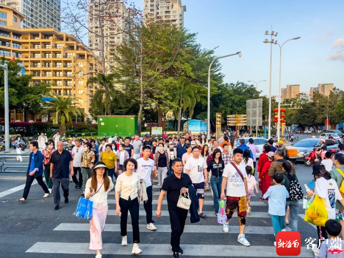 奔赴三亚湾的市民、游客。天涯区委宣传部供图