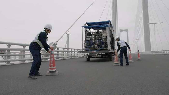 深中通道路政员正在桥上进行路面交通管控。广东交通集团供图