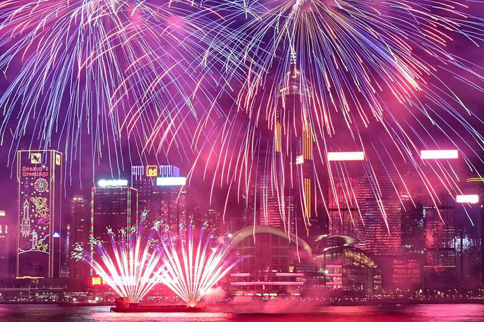 2月11日,香港,23888枚烟花在维多利亚港上空绽放.