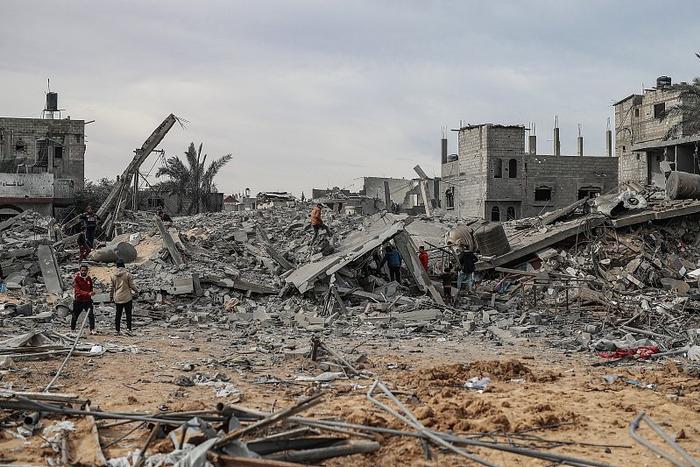 △当地时间2月12日，加沙地带南部城市拉法遭遇以色列空袭后，当地民众检查受损的住宅楼。