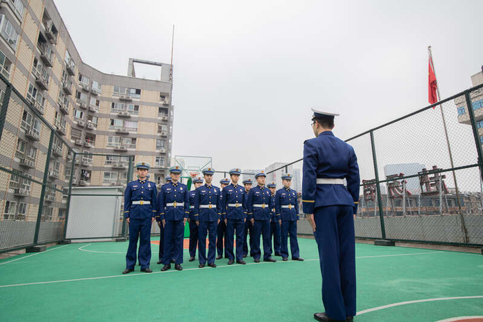 1月29日，四川成都。在金牛区消防救援大队花牌坊消防救援站，消防员们正进行队列训练。汪龙华/摄