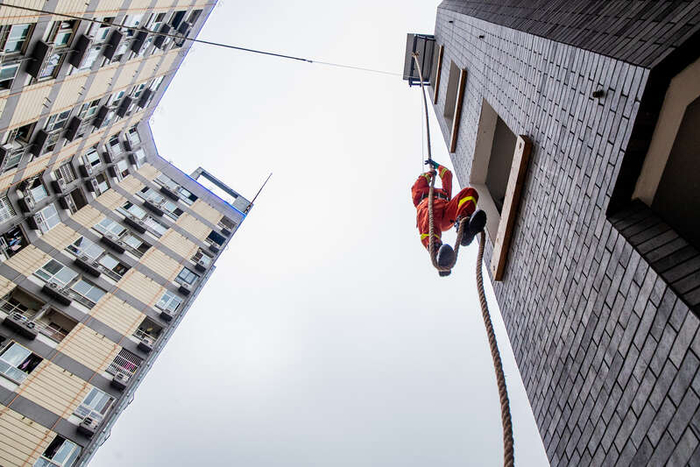 1月29日，四川成都。在金牛区消防救援大队花牌坊消防救援站，消防员们正进行日常训练。汪龙华/摄