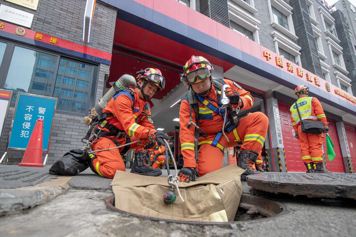 1月29日，四川成都。在金牛区消防救援大队花牌坊消防救援站，消防员们正进行日常训练。汪龙华/摄