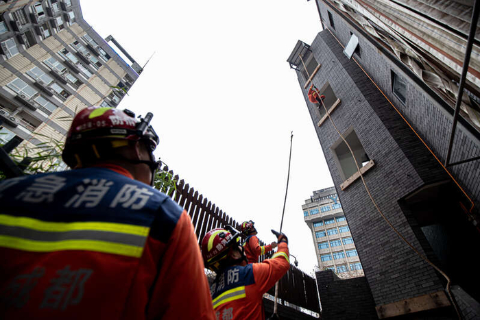 1月29日，四川成都。在金牛区消防救援大队花牌坊消防救援站，消防员们正进行日常训练。汪龙华摄