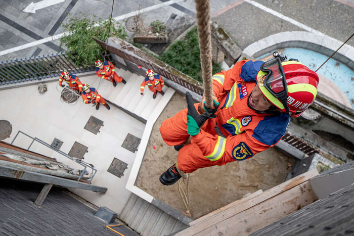 1月29日，四川成都。在金牛区消防救援大队花牌坊消防救援站，消防员们正进行日常训练。汪龙华/摄