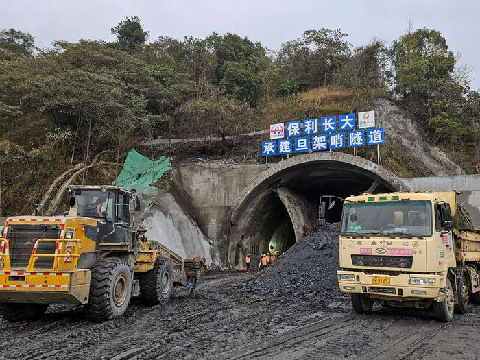 广韶高速改扩建项目(南段)隧道施工现场正在作业.广东交通集团供图