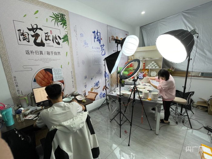 陶瓷e镇主播和场控正在直播(记者江晓晨 摄)