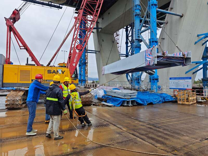潮汕环线京灶大桥项目建设者正在进行钢梁架设。广东交通集团供图