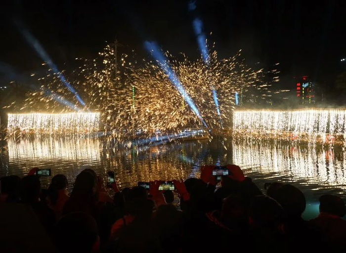 阳朔桂林千古情景区内，游客纷纷掏出手机，记录下美好的一幕。程鹏程 廖青 摄