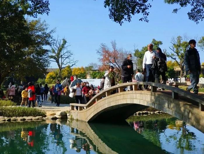 桂林穿山景区内游人如织。图源桂林晚报