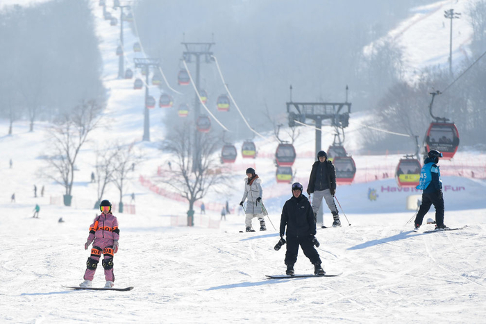 2024年2月11日，滑雪爱好者在吉林市万科松花湖度假区滑雪。新华社记者 张楠 摄