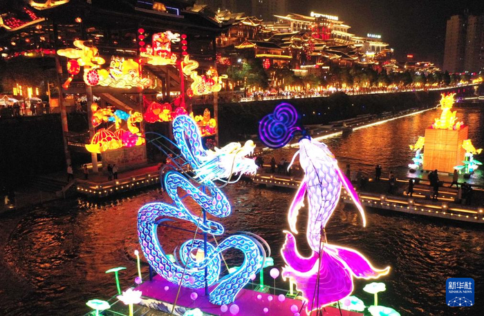 　　图为贡水河上的龙年灯组（2024年2月12日摄）。新华社发（宋文 摄）