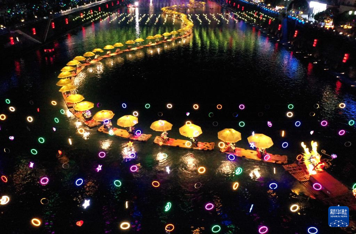 　　游客体验“贡水游龙”项目（2024年2月12日摄）。新华社发（宋文 摄）