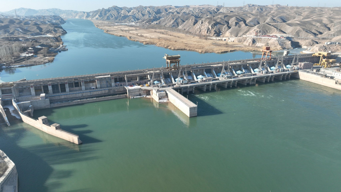 初春时节的黄河水碧绿清澈，风景如画。