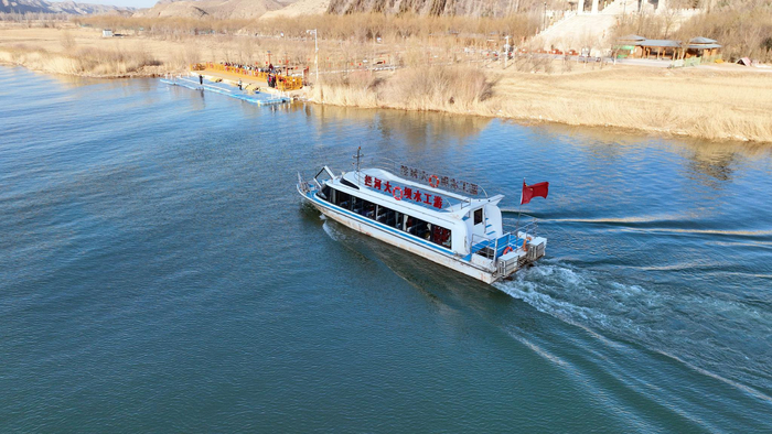 游船穿梭在河面上，接送来自四面八方的游客。