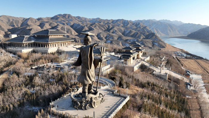 巨型大禹塑像矗立在河边，见证着历史过往，守护着岁月安澜。