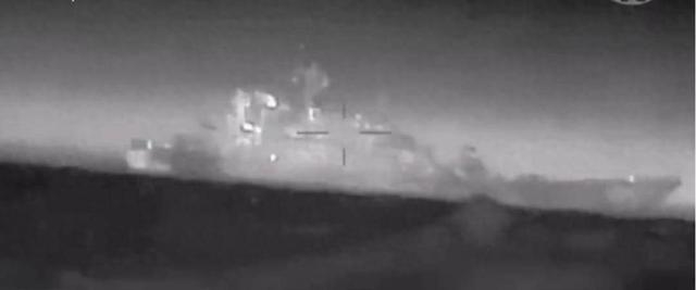 当地时间14日，乌克兰武装部队总参谋部宣布击沉俄黑海舰队大型登陆舰“凯撒·库尼科夫”号。图为乌方公布的视频截图。