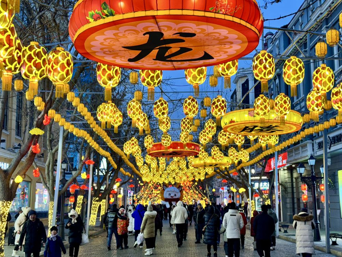 游客在哈尔滨中央大街游玩。新华社记者 刘赫垚 摄